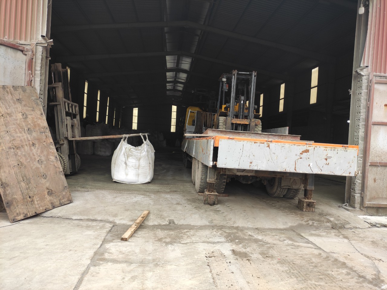 Nâng hạ đóng hàng lên container tại Hải Phòng